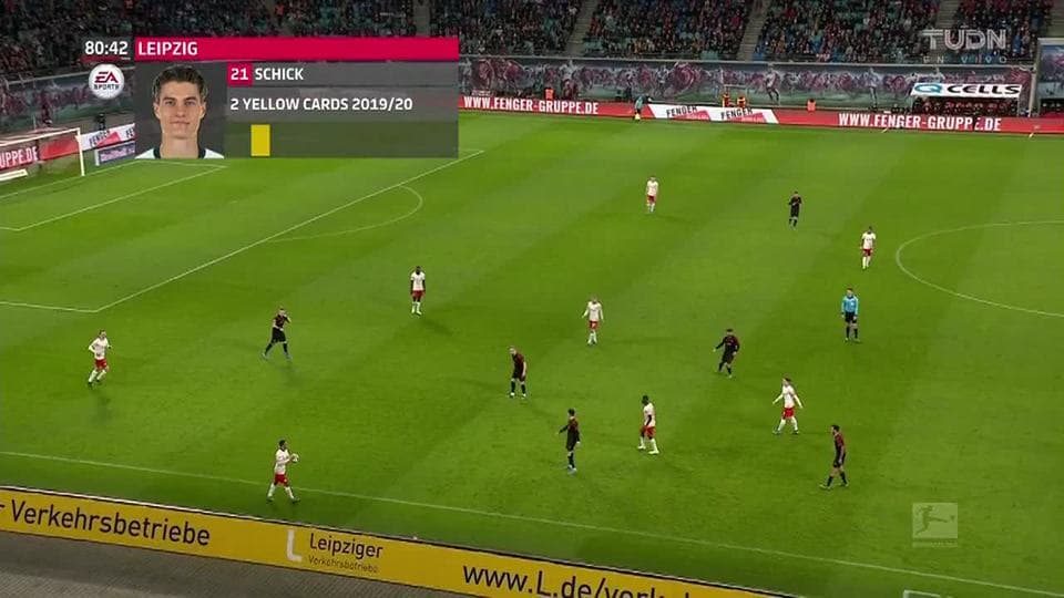 Tarjeta amarilla. El árbitro amonesta a Patrik Schick de RB Leipzig