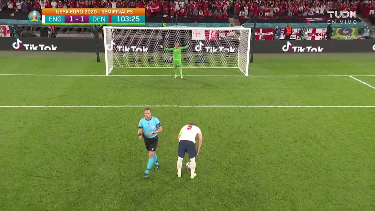 ¡GOL!  anota para Inglaterra. Harry Kane