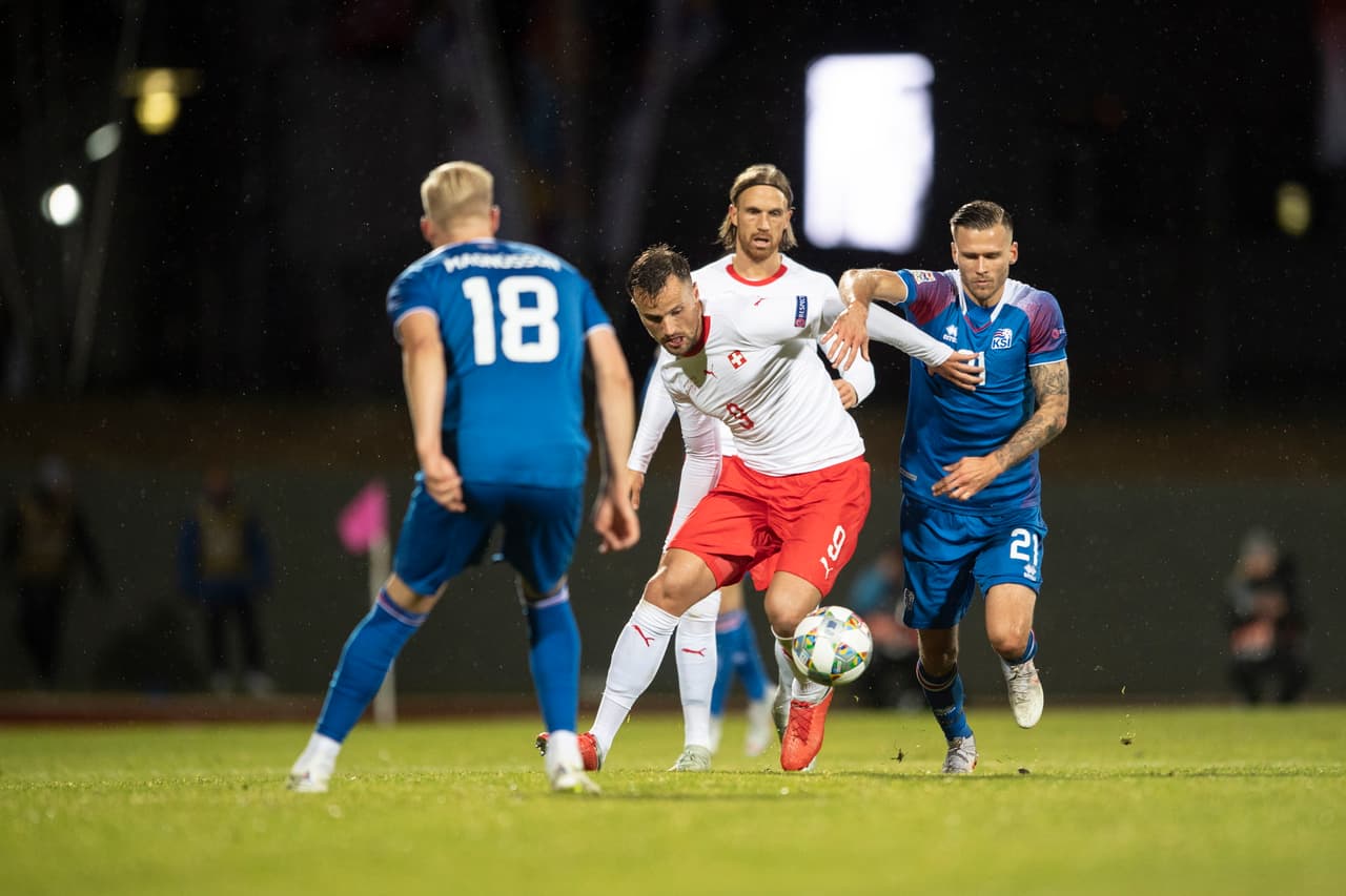 El equipo helvético comenzó a tambor batiente con llegadas de peligro a la cabaña que defendía el portero islandés Hannes Halldórsson.