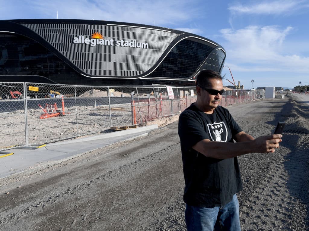 El Allegiant Stadium, nueva casa de Las Vegas Raiders, recibe los últimos detalles para ser estrenado la siguiente temporada de la NFL.