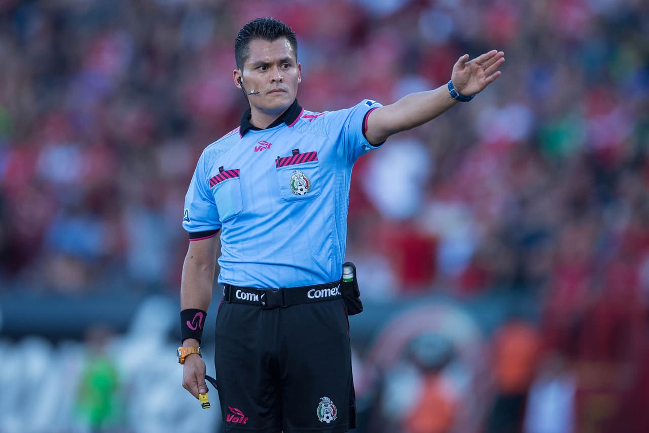 Jorge Antonio Pérez empleó 6 tarjetas amarillas y 1 roja para controlar el partido.