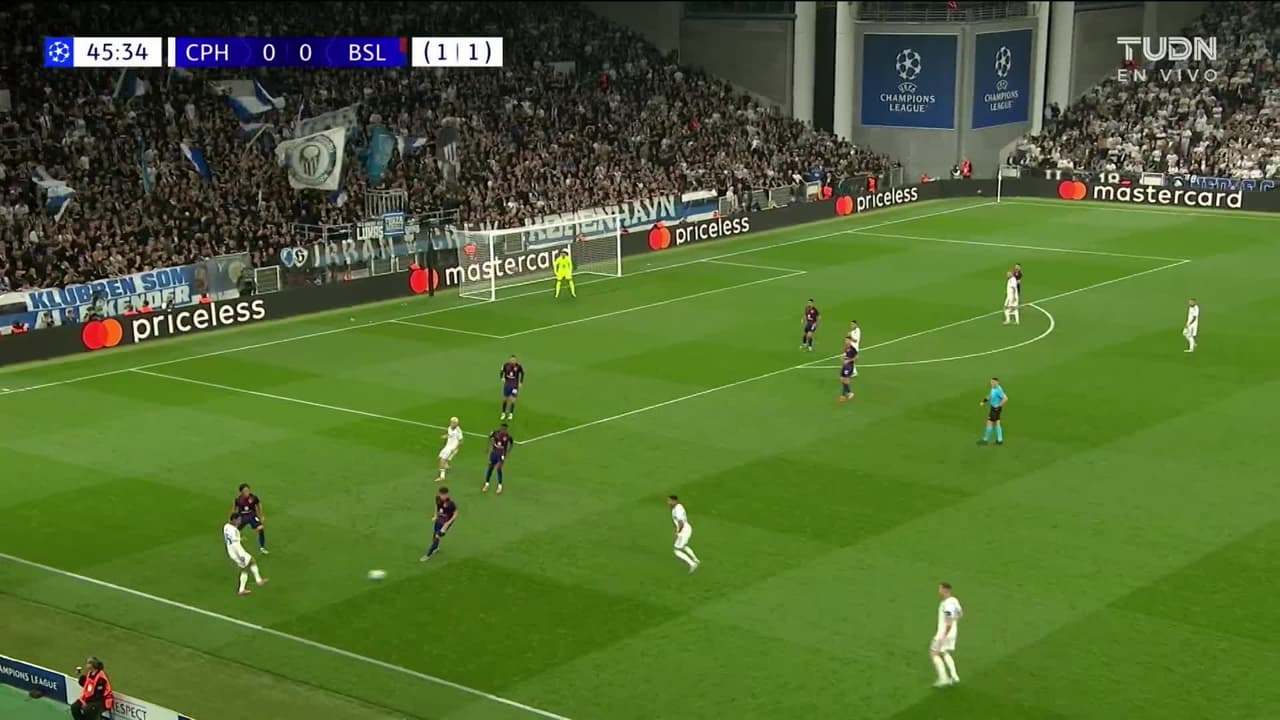 ¡GOL!  anota para FC Copenhagen. Andreas Cornelius