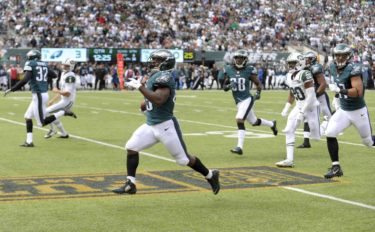 Darren Sproles regresó una patada de despeje para TD y agregó un acarreo de 1 yarda a las diagonales, para que los Eagles obtuvieran su primera victoria al derrotar 24-17 a los Jets 24-17.