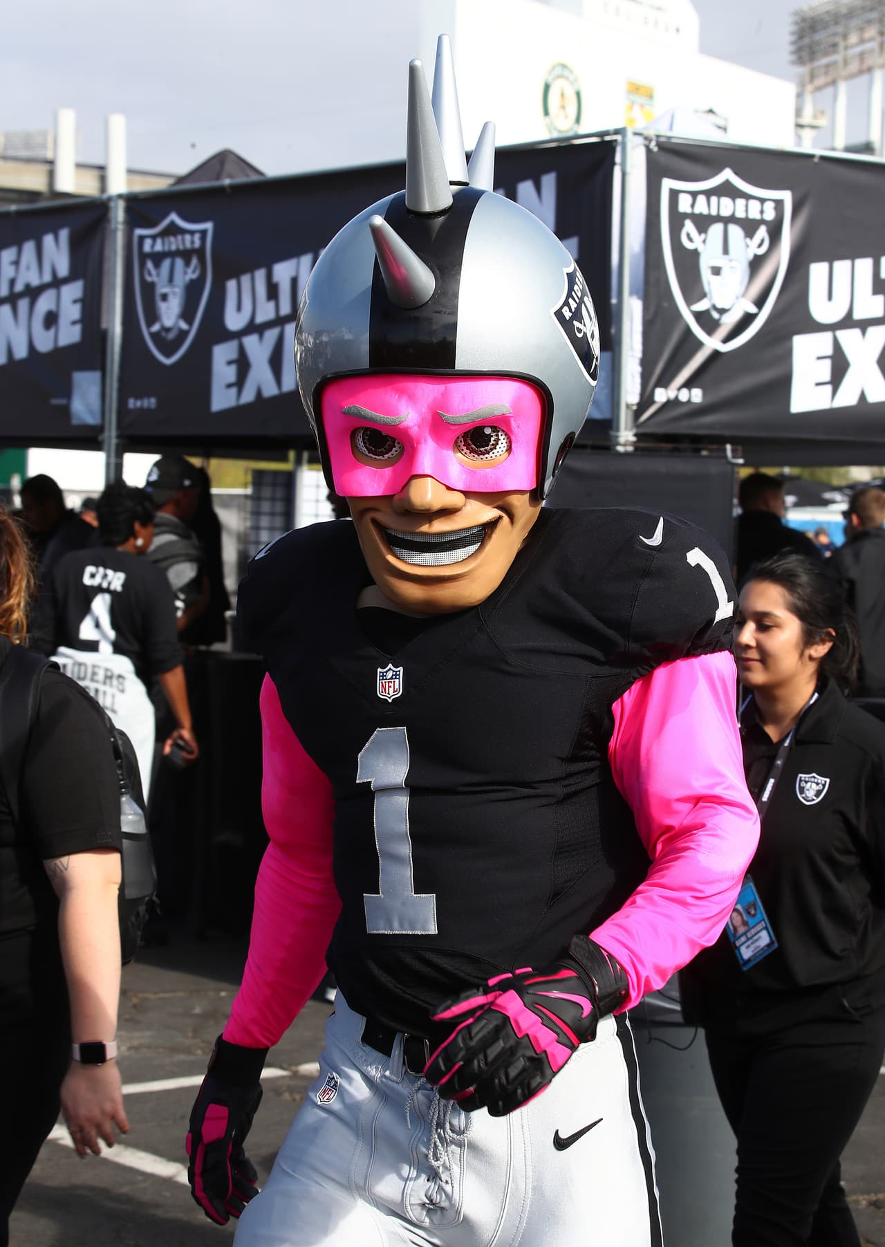 El muñeco malvado Chucky y otros personajes inspiraron a jugadores y fanáticos para darle un color diferente a la jornada de la NFL en medio de la fiesta de Halloween.