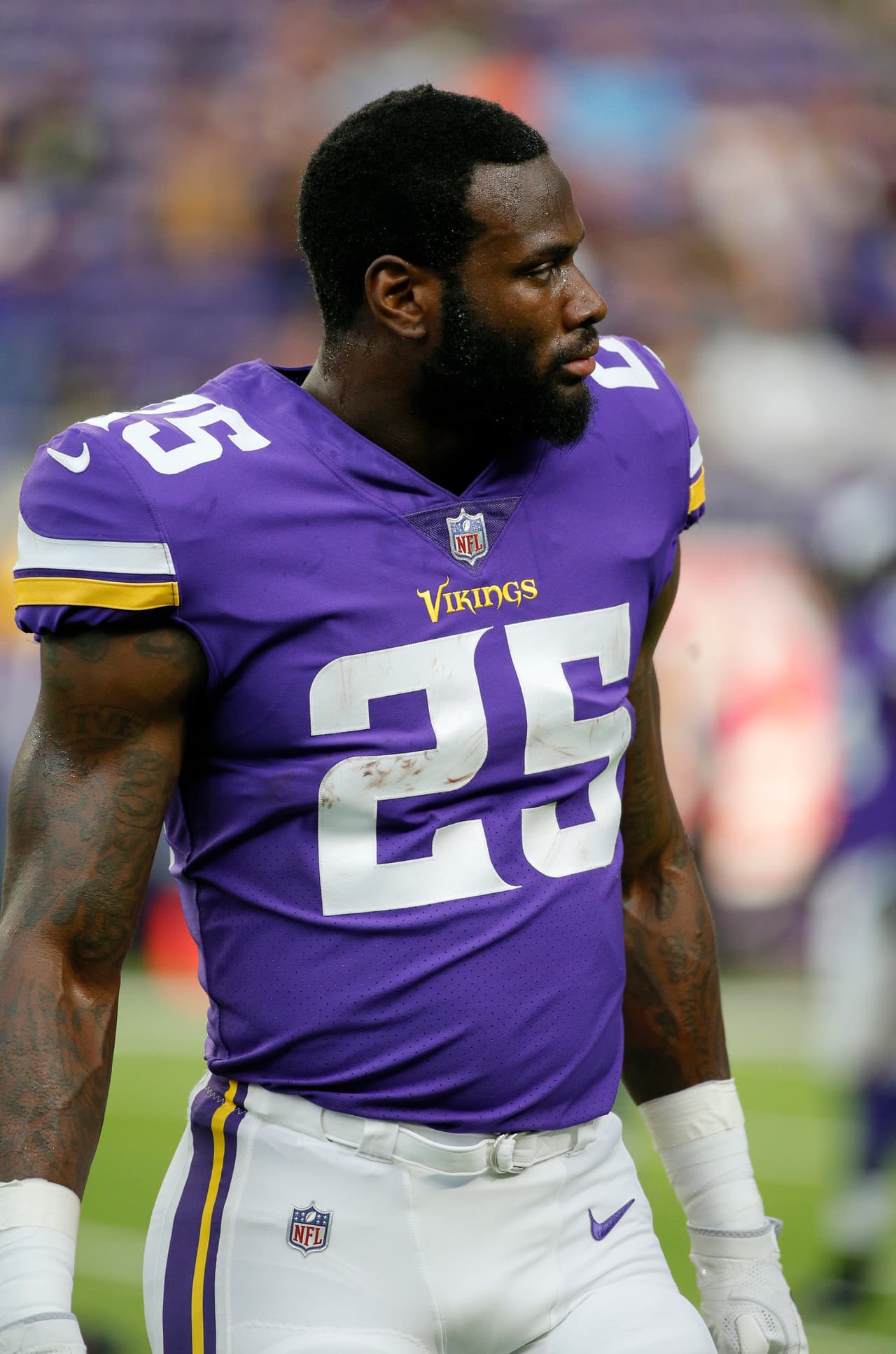 <b>Latavius Murray vs. Chicago Bears</b>
<br>Murray está de vuelta en el radar del Fantasy después de que los
<a href="https://translate.googleusercontent.com/translate_c?depth=1&hl=es&ie=UTF8&prev=_t&rurl=translate.google.com&sl=en&sp=nmt4&tl=es&u=http://www.nfl.com/teams/minnesotavikings/profile%3Fteam%3DMIN&usg=ALkJrhgve3R-151pA34TgOYMkehjX_r3lQ"><b>Vikings</b></a> perdieron a
<a href="https://translate.googleusercontent.com/translate_c?depth=1&hl=es&ie=UTF8&prev=_t&rurl=translate.google.com&sl=en&sp=nmt4&tl=es&u=http://www.nfl.com/player/dalvincook/2557991/profile&usg=ALkJrhjIbb5_oP0y7O97H4ibD4B22mxK9A"><b>Dalvin Cook</b></a> toda la temporada, pero no es un corredor para poner de titular en la batalla de lunes por la noche contra los
<a href="https://translate.googleusercontent.com/translate_c?depth=1&hl=es&ie=UTF8&prev=_t&rurl=translate.google.com&sl=en&sp=nmt4&tl=es&u=http://www.nfl.com/teams/chicagobears/profile%3Fteam%3DCHI&usg=ALkJrhhduAWyYnLSLP9PR_2jXWZP7K-xpw"><b>Bears</b></a>. Chicago ha sido duro con los corredores hasta este punto, entregando sólo 81.3 yardas por tierra y el sexto equipo que menos puntos PPR (20.03 PPG) permite a la posición.
<br>
<br>
<i>Más corredores que podrían tener una actuación discreta: Javorious Allen vs. Raiders, Chris Johnson vs. Eagles y Jonathan Stewart vs. Lions.</i>