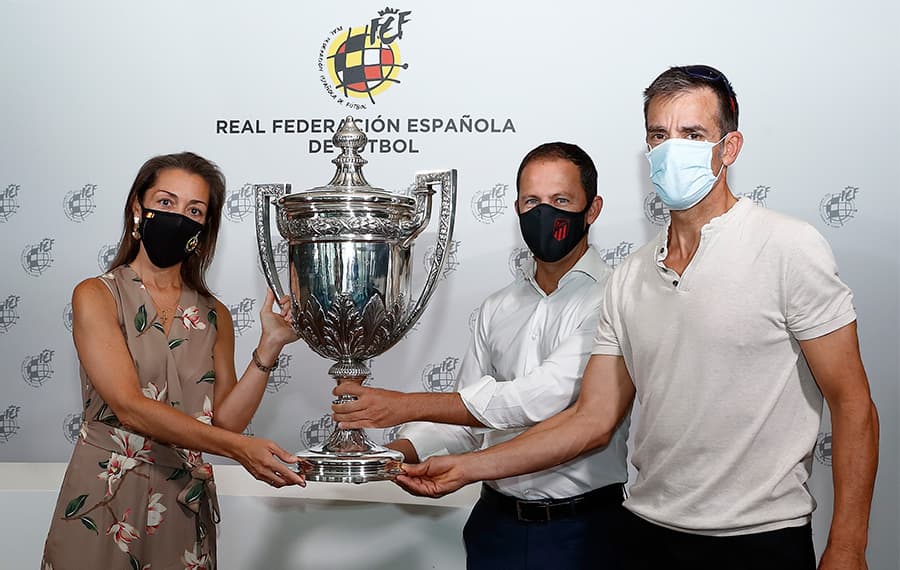 Entregan trofeo al Atlético de Madrid ¡73 años después de ganarlo!