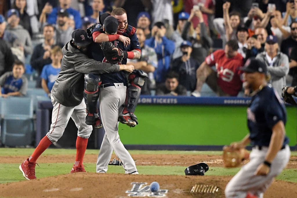 Una gran cantidad de aficionados 'invadieron' Dodger Stadium a sabiendas de que la consumación del título podría darse la noche del domingo.