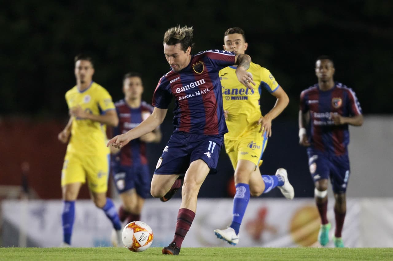 Y apenas a los dos minutos de partido el paraguayo Fernando Fernández tuvo una jugada clara de gol, tan clara que llegó a rematar solo en el corazón del área.