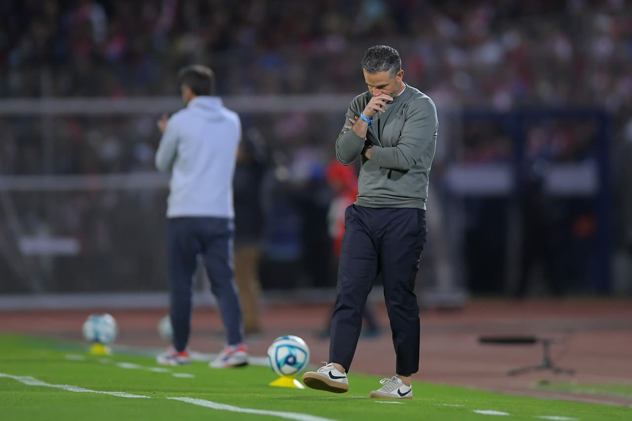 Rafael Puente veía como su equipo caía; solo ha ganado dos puntos de los últimos 15.