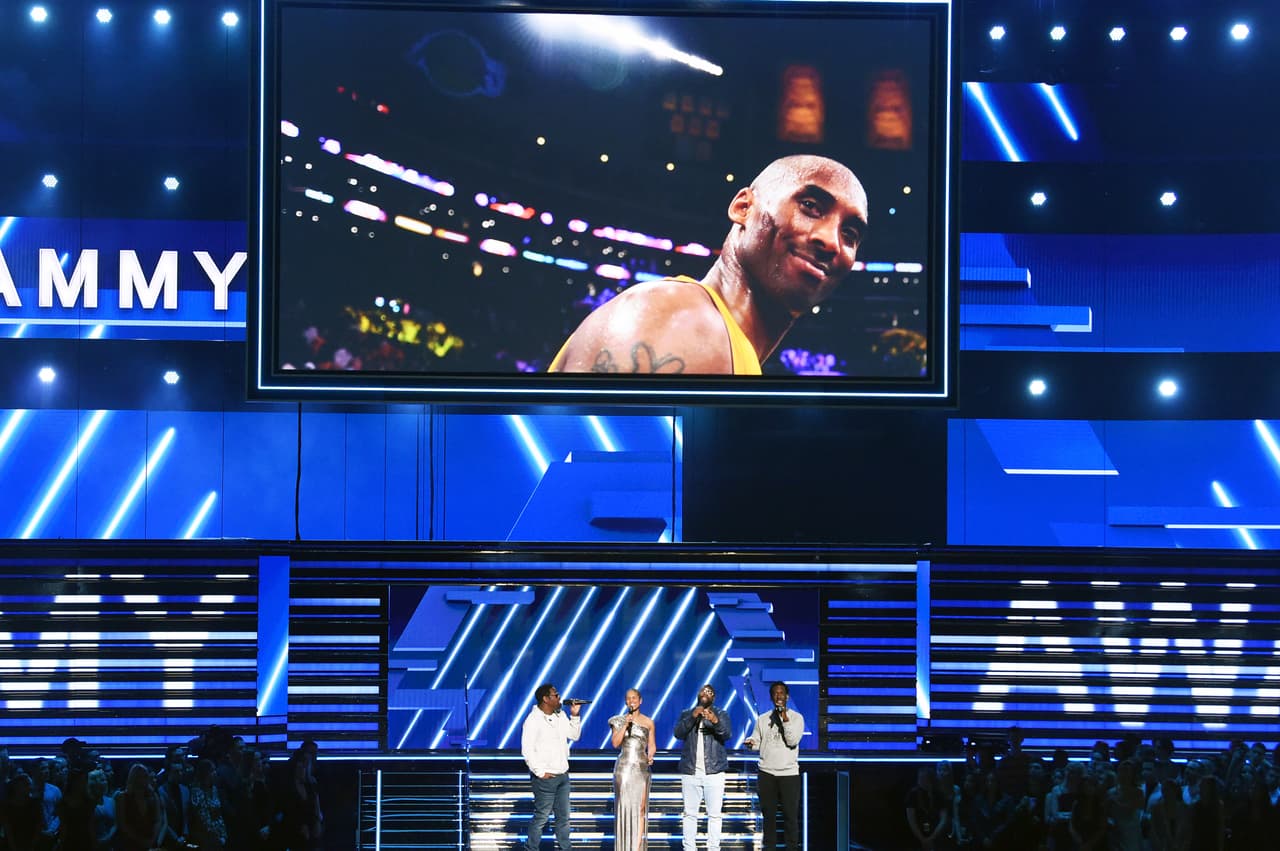 Con la foto de Kobe Bryant prominente, Alicia Keys comenzó a interpretar 'It's so hard to say goodbye to yesterday' y se le unieron los miembros de Boyz II Men.