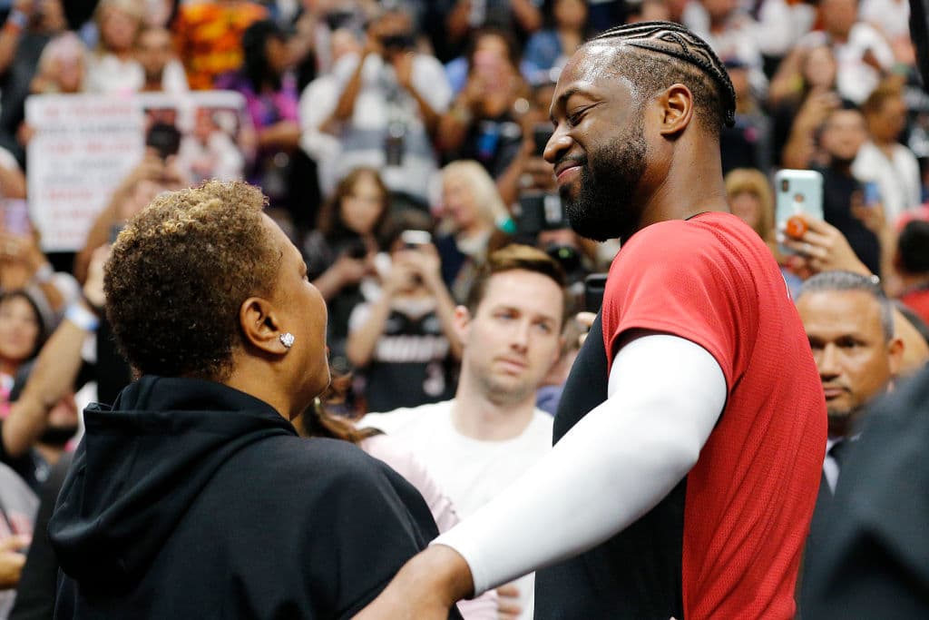 Una noche muy especial para Dwyane Wade en su despedida de Miami como jugador de la NBA. Aquí aparece junto a su mamá, la señora Jolinda Wade.