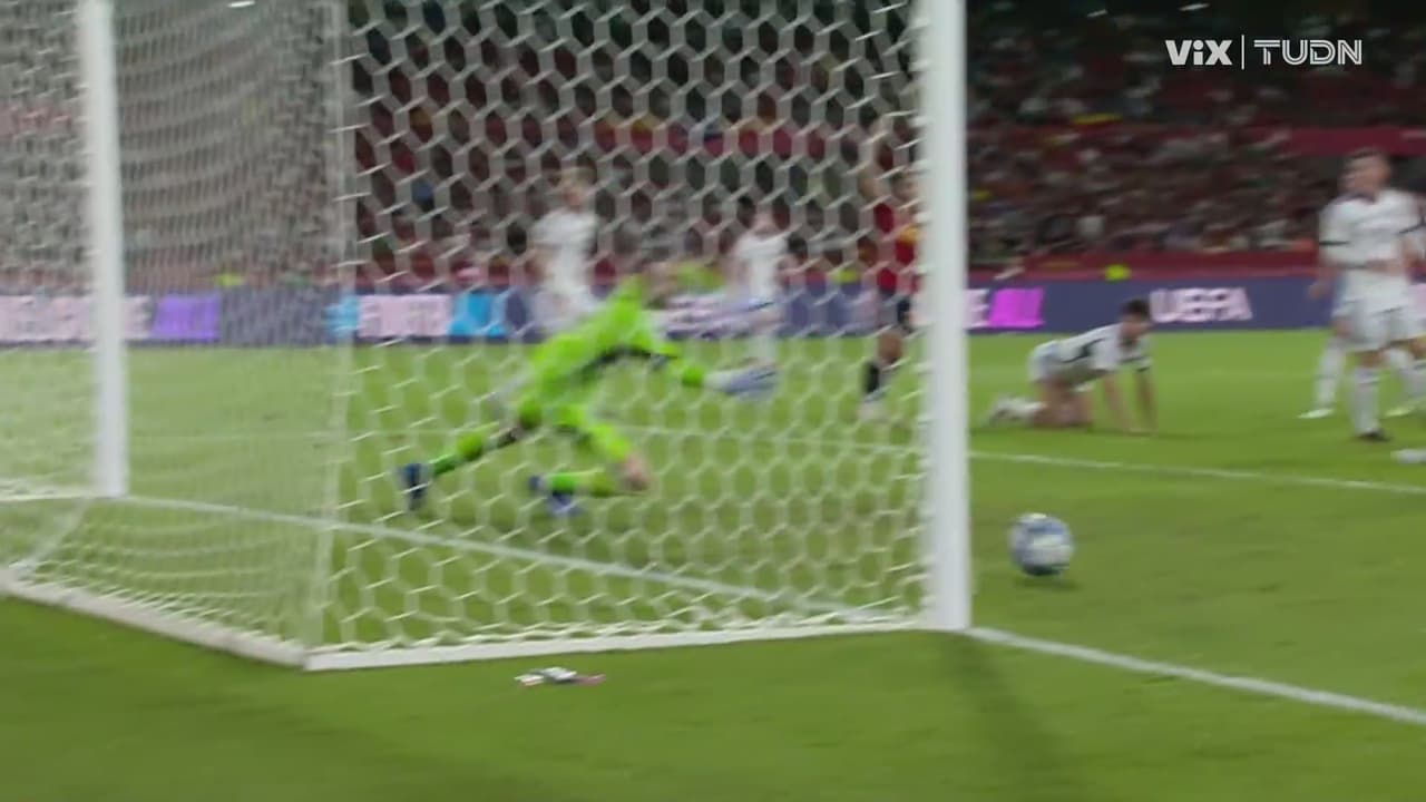 El poste le niega el gol a Merino y a España