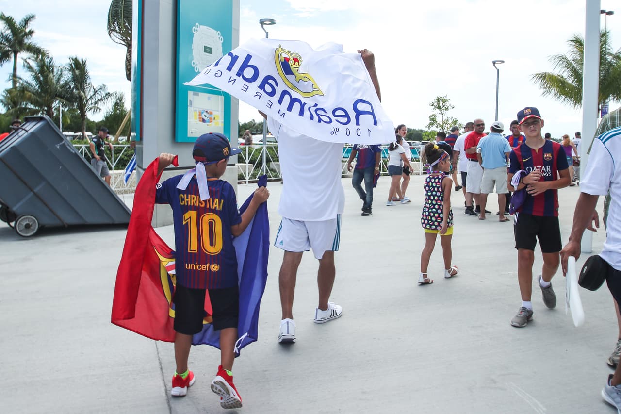 Aunque no sienten pasión por el mismo equipo, padre e hijo no quisieron perderse este choque de titanes.
