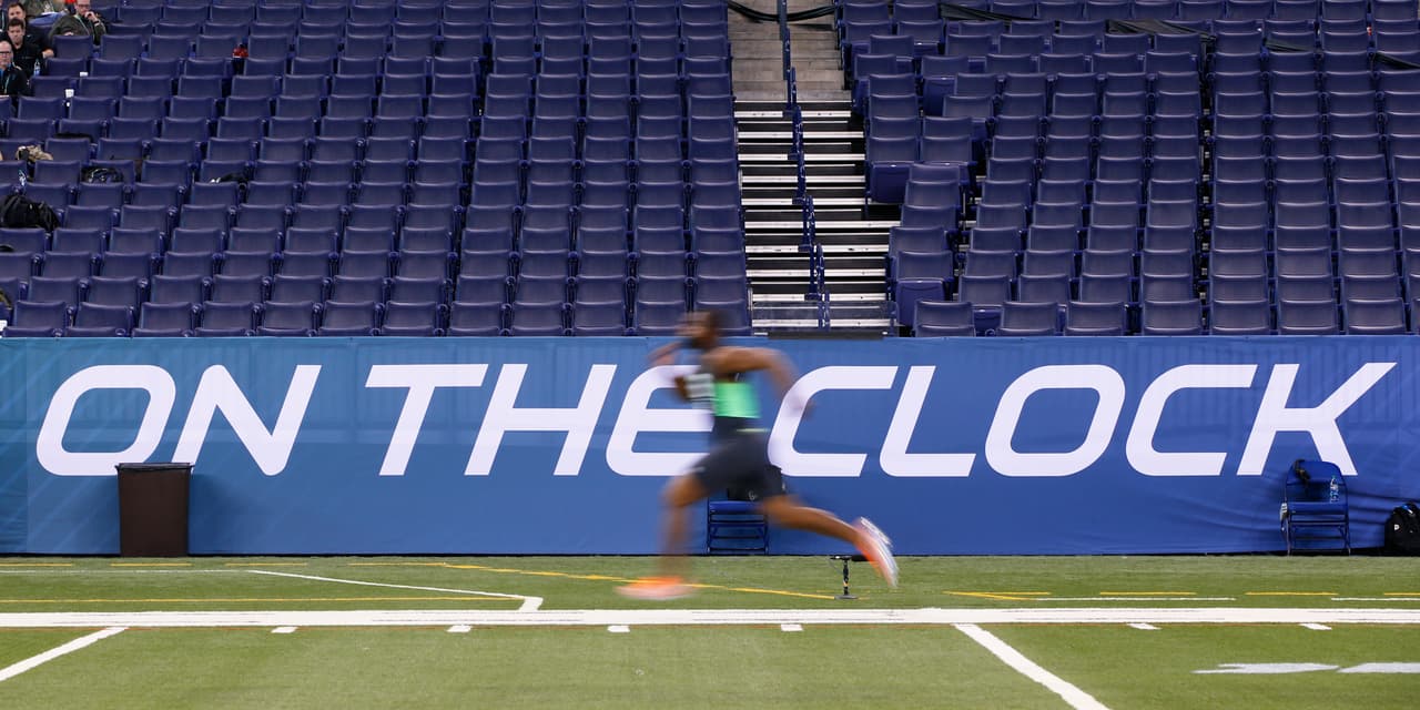 INDIANAPOLIS, IN - FEBRUARY 28: Linebacker Eric Striker of Oklahoma runs the 40-yard dash during the 2016 NFL Scouting Combine at Lucas Oil Stadium on February 28, 2016 in Indianapolis, Indiana. (Photo by Joe Robbins/Getty Images)