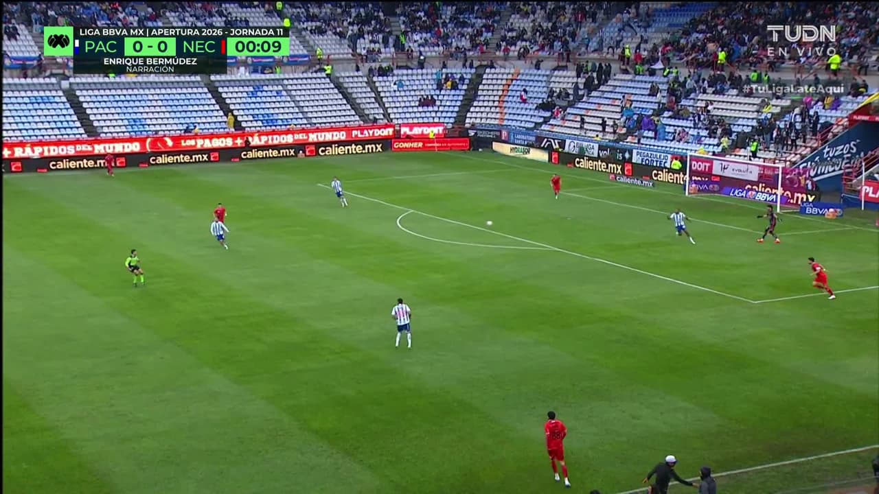 Arranca el partido y la pelota está en juego.