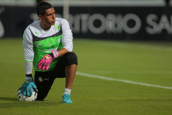 A pesqar de ello jugó como indiscutible con las Águilas en el Ivierno 1997 y Verano 1999.