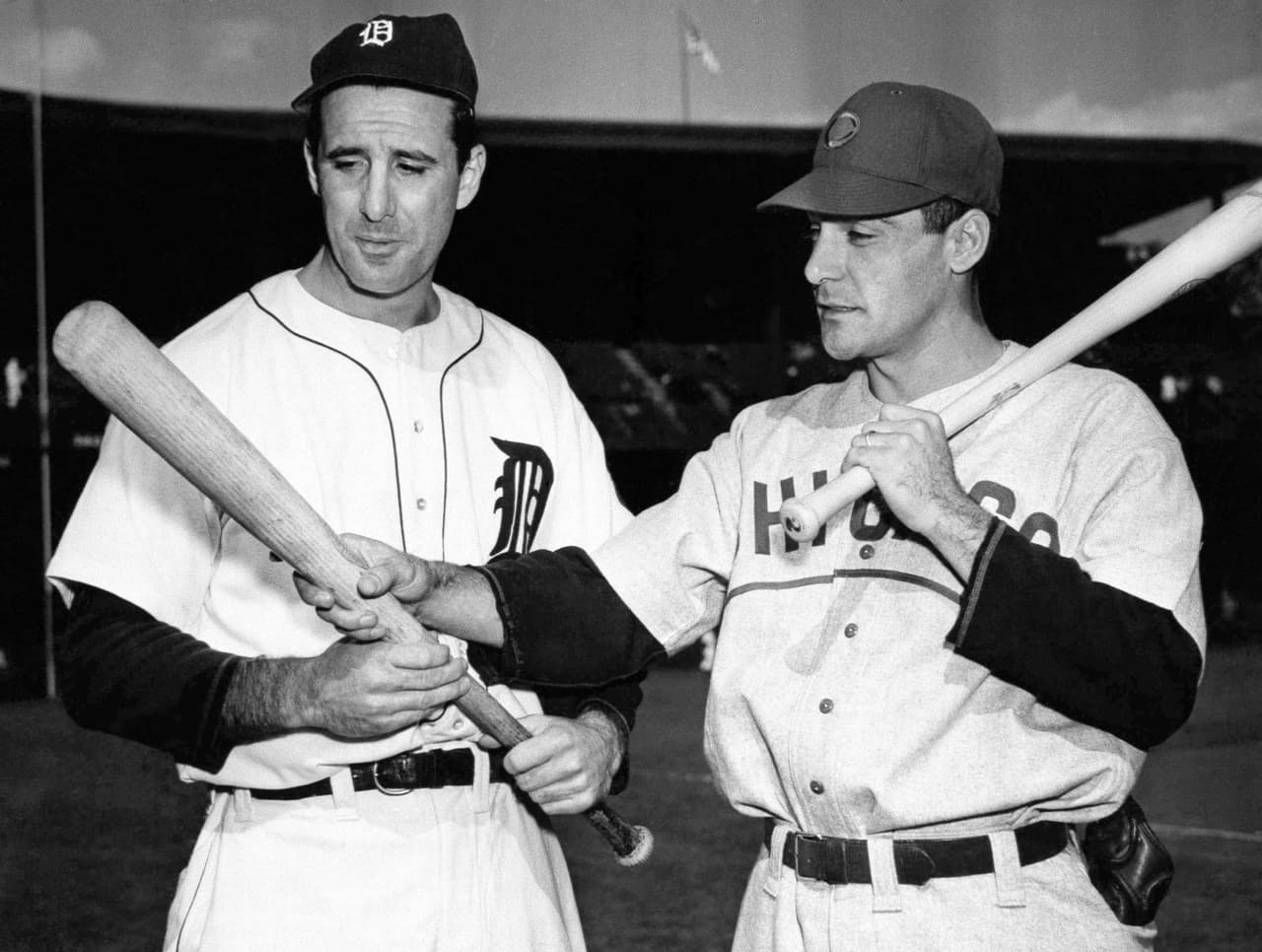 Detroit Tigers le dio una lección al equipo de Chicago en la Serie Mundial de 1945, al imponerse con claridad. Acá la conversación entre Hank Greenberg de Detroit (izq.) y Phil Cavaretta de Chicago Cubs.