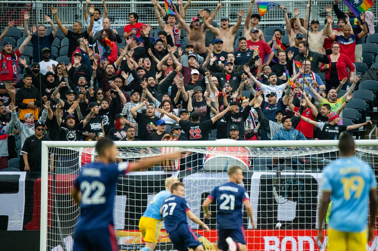 El público estuvo literalmente 'metido' en la cancha.
<br>