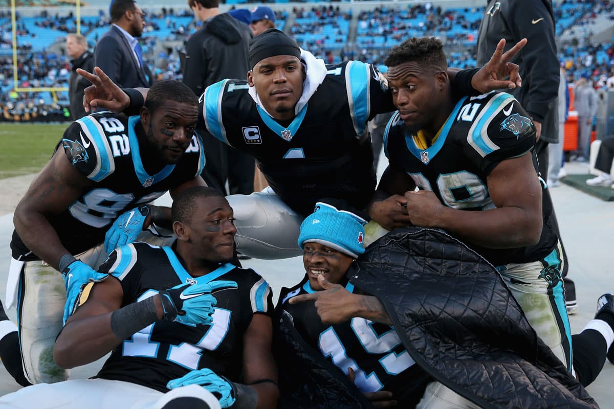 Cinco pases de TD de Cam Newton para que los Panthers mantengan el invicto al barrer 44-16 a los Redskins.