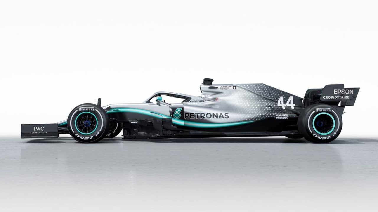 El Mercedes AMG-F1 Team se unió a la lista de los equipos que ya develaron su monoplaza para la nueva temporada de la máxima carpa del automovilismo. Sus colores plateado y azul marino siguen estando vigentes en un coche que emana elegancia y con el que Lewis Hamilton buscará retener su título de campeón mundial.