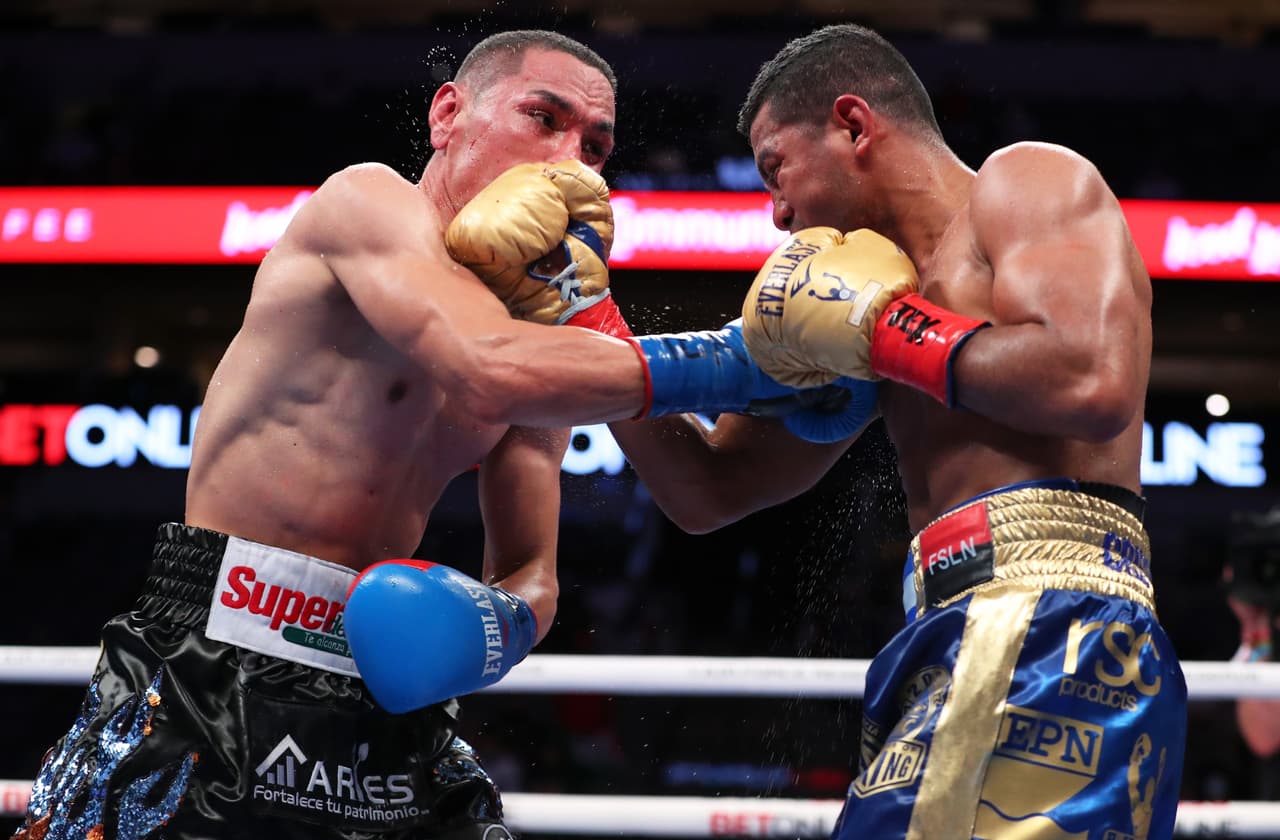 Los jueces otorgaron las tarjetas 115-113 para Román, 117-111 para Estrada y 113-115 para el mexicano, otorgándole así la victoria al Juan Francisco Estrada por decisión dividida y coronarse campeón unificado CMB, The Ring y AMB supermosca.