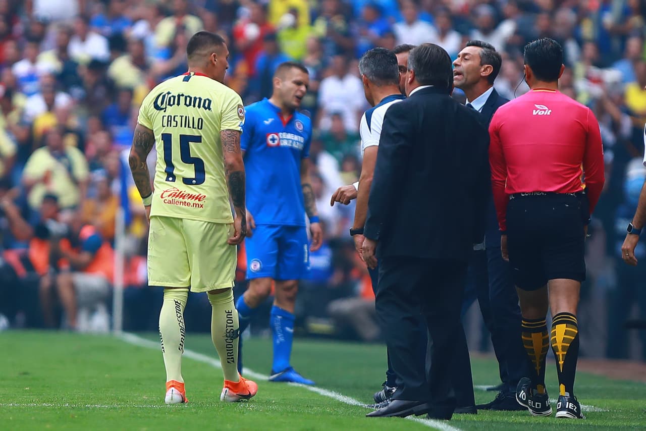 Antes de terminar el primer tiempo hubo un cruce de palabras entre el técnico de Cruz Azul Pedro Caixinha y el delantero de América Nico Castillo (izquierda).