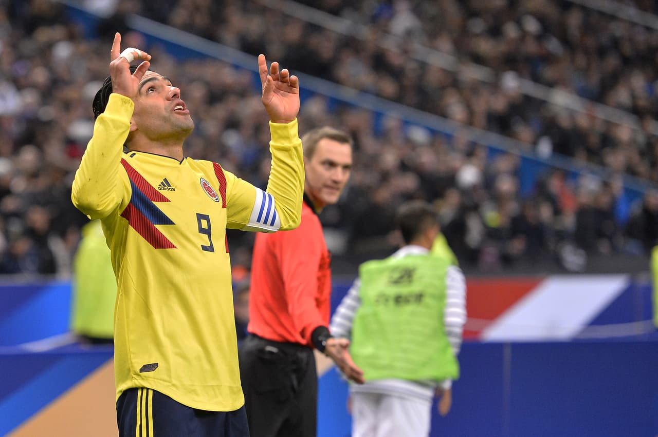 Falcao García (Colombia) - el delantero 'cafetero' es reconocido por sus goles y su fiel amor a Dios. El goleador histórico de la Selección de su país es cristiano y junto a su familia dedica bastante tiempo en adorar al Señor.