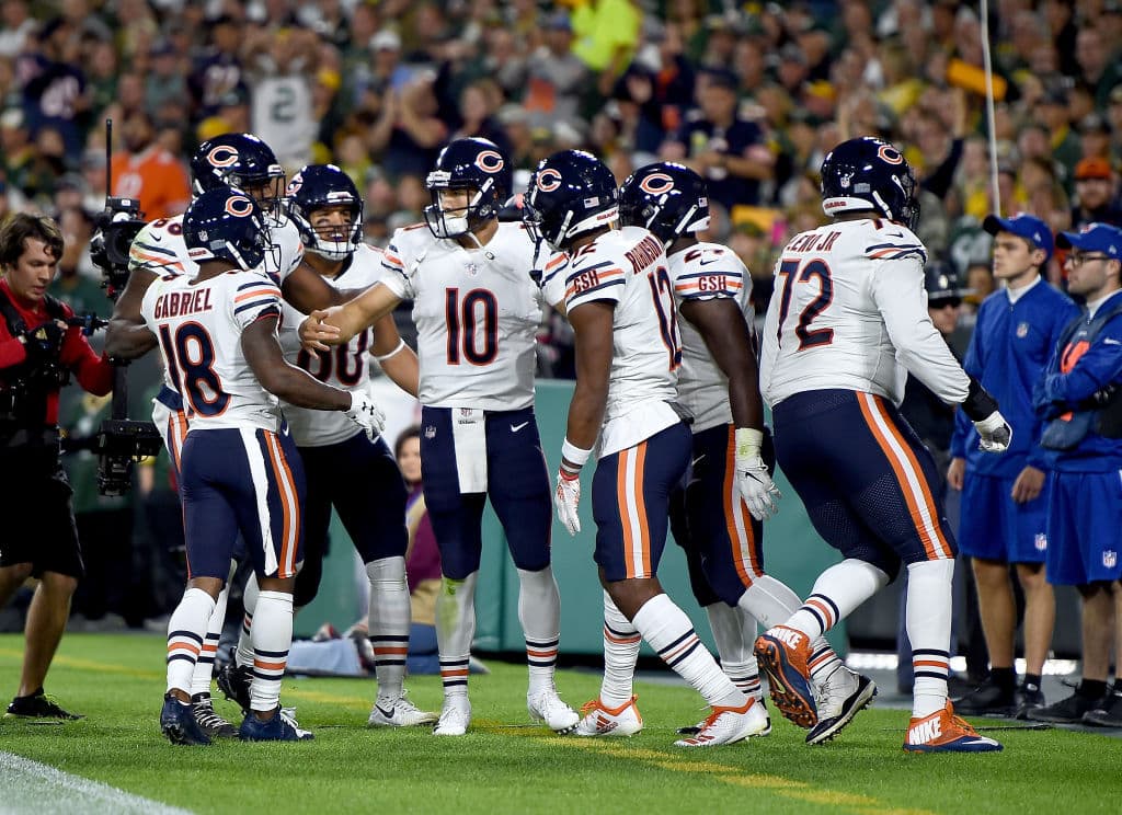 Trubisky hizo engaño de carrera y al contraflujo se encargó de entrar al
<i>end zone</i> confuendiendo sobremanera a los defensivos de Green Bay quienes se miraban incrédulos.