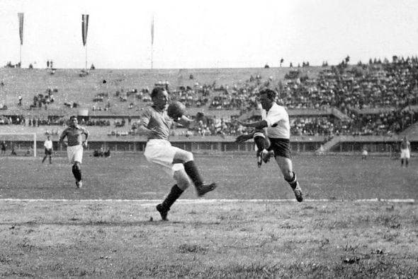 El primer duelo importante del que se tiene memoria entre estas dos selecciones fue previo al Mundial de Italia 1934. Ambas selecciones viajaron a Roma, pero sólo una podía participar en el evento, por lo que la FIFA los eliminó entre sí el 24 de mayo, con una sorpresiva victoria de 4-2 para Estados Unidos con cuatro goles de Aldo 'Buff' Donelli. México tuvo que permanecer en aquel territorio, sin Mundial, y jugando partidos amistosos para sufragar su estancia.