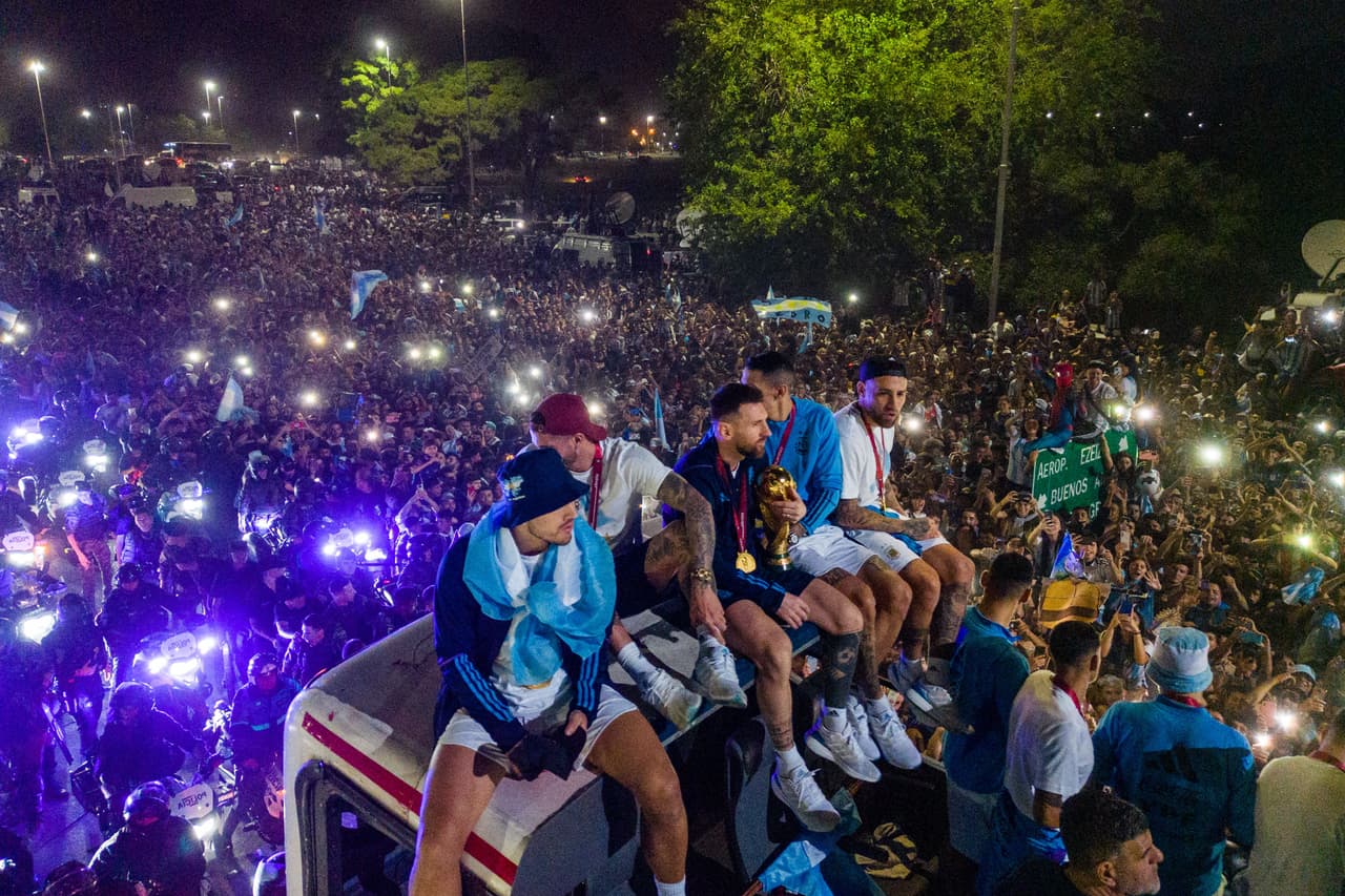 Festejos de la selección argentina en Buenos Aires tras ganar el Mundial Qatar 2022.