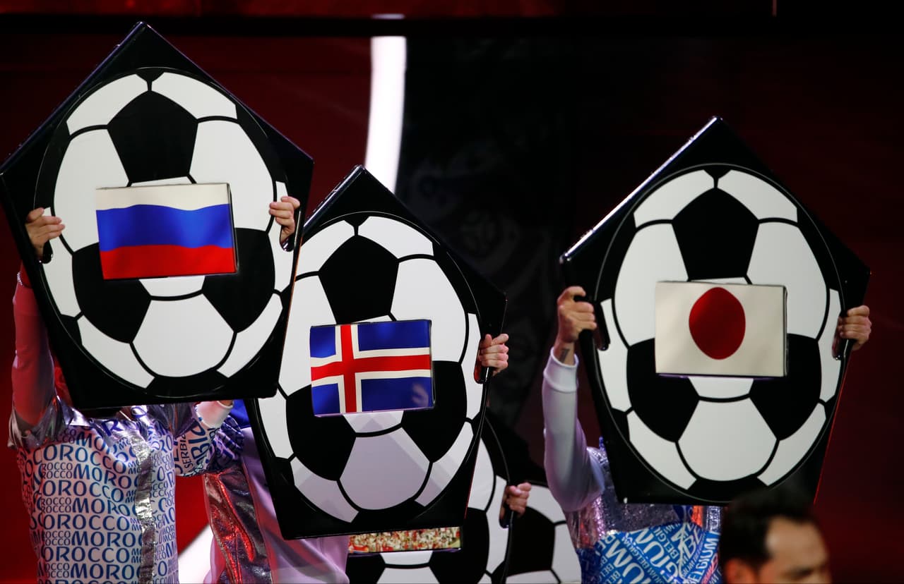 Antes de que se realizara el evento, varios 'balones' con las banderas de los países participantes llegaron al escenario.