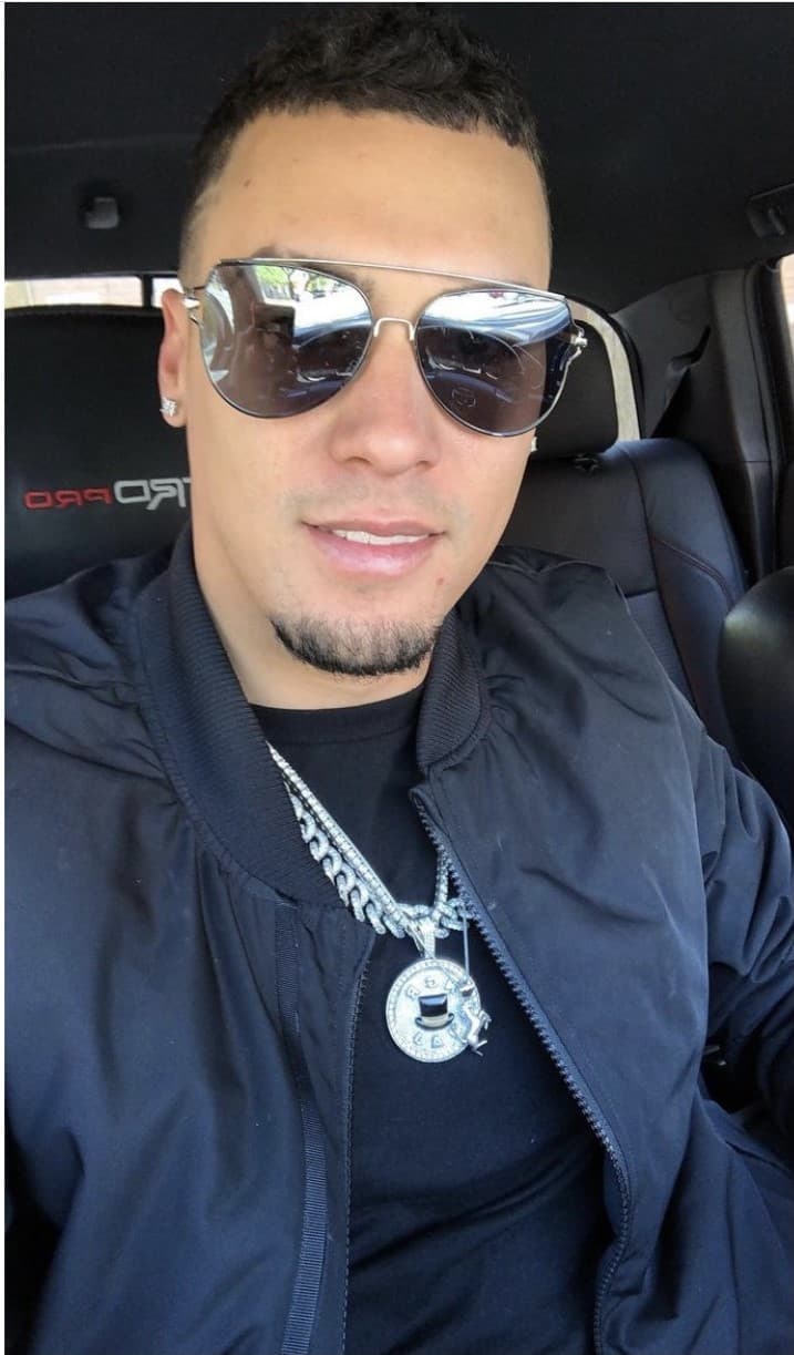 El beisbolista, Javier Báez sabe lucir su cadena de manera perfecta y la porta en todo sus juegos.