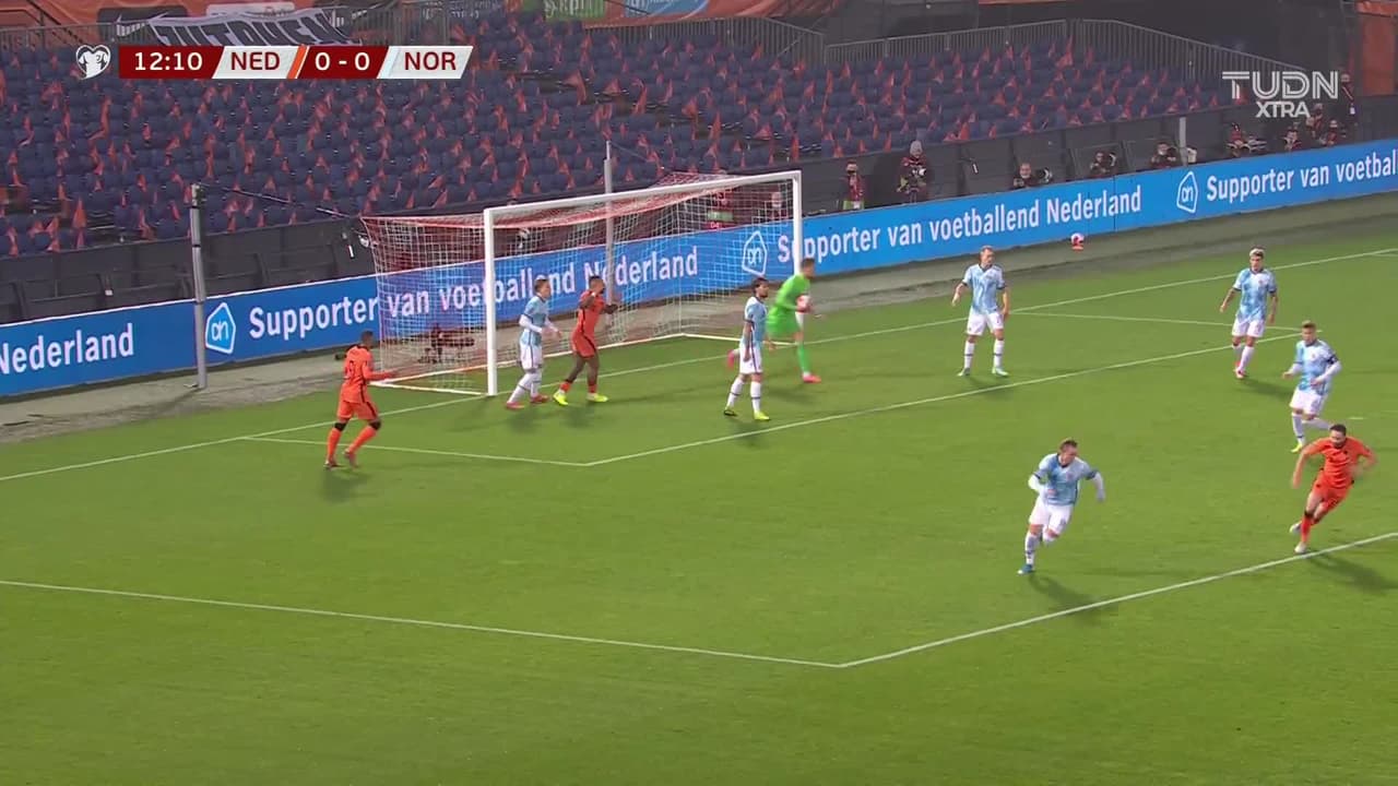 ¡TIRO ATAJADO! disparo por Memphis Depay.