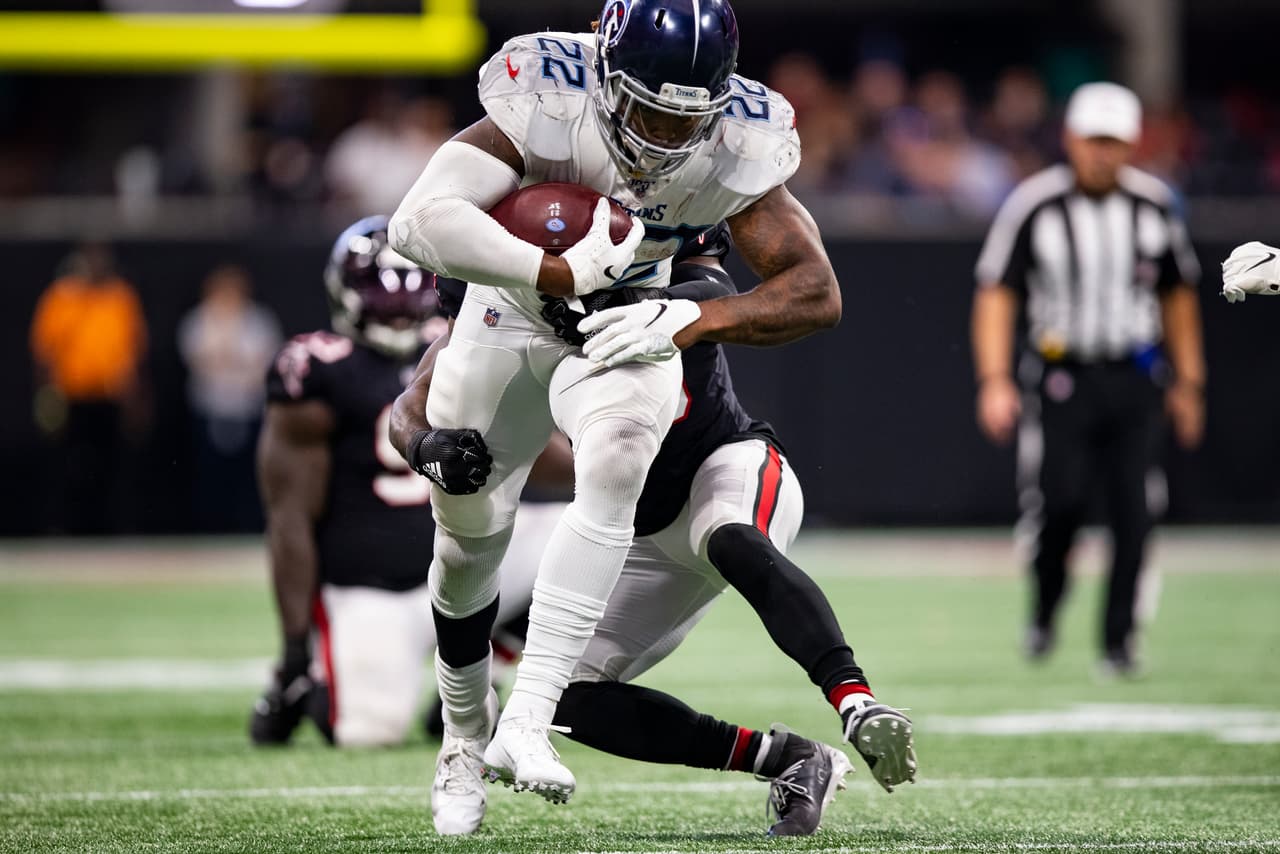 Tennessee Titans 24-10 Atlanta Falcons. Derrick Henry pasa de largo ante el intento de tacleada de Deion Jones.