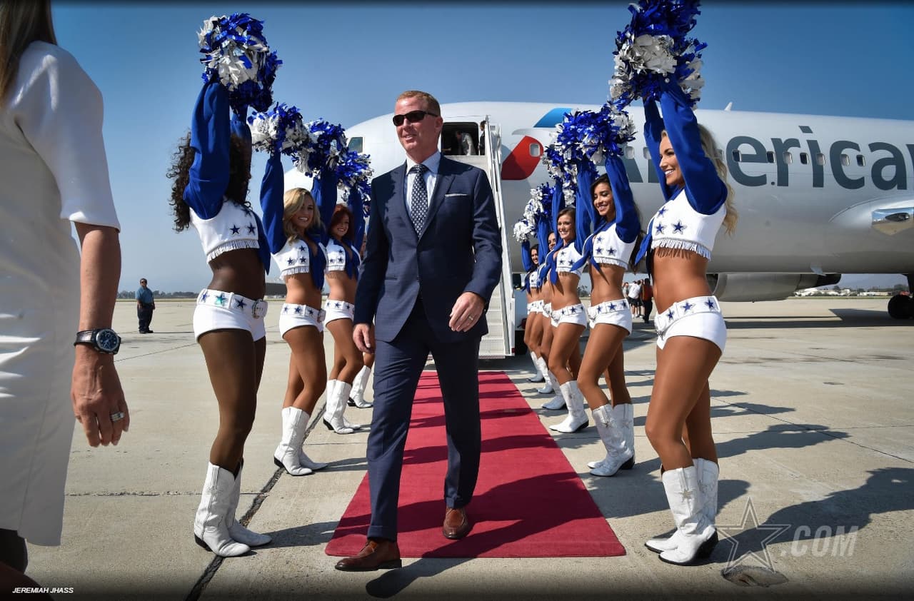 12 porristas de los Dallas Cowboys abrieron el campamento de entrenamiento del equipo en Oxnard, California.