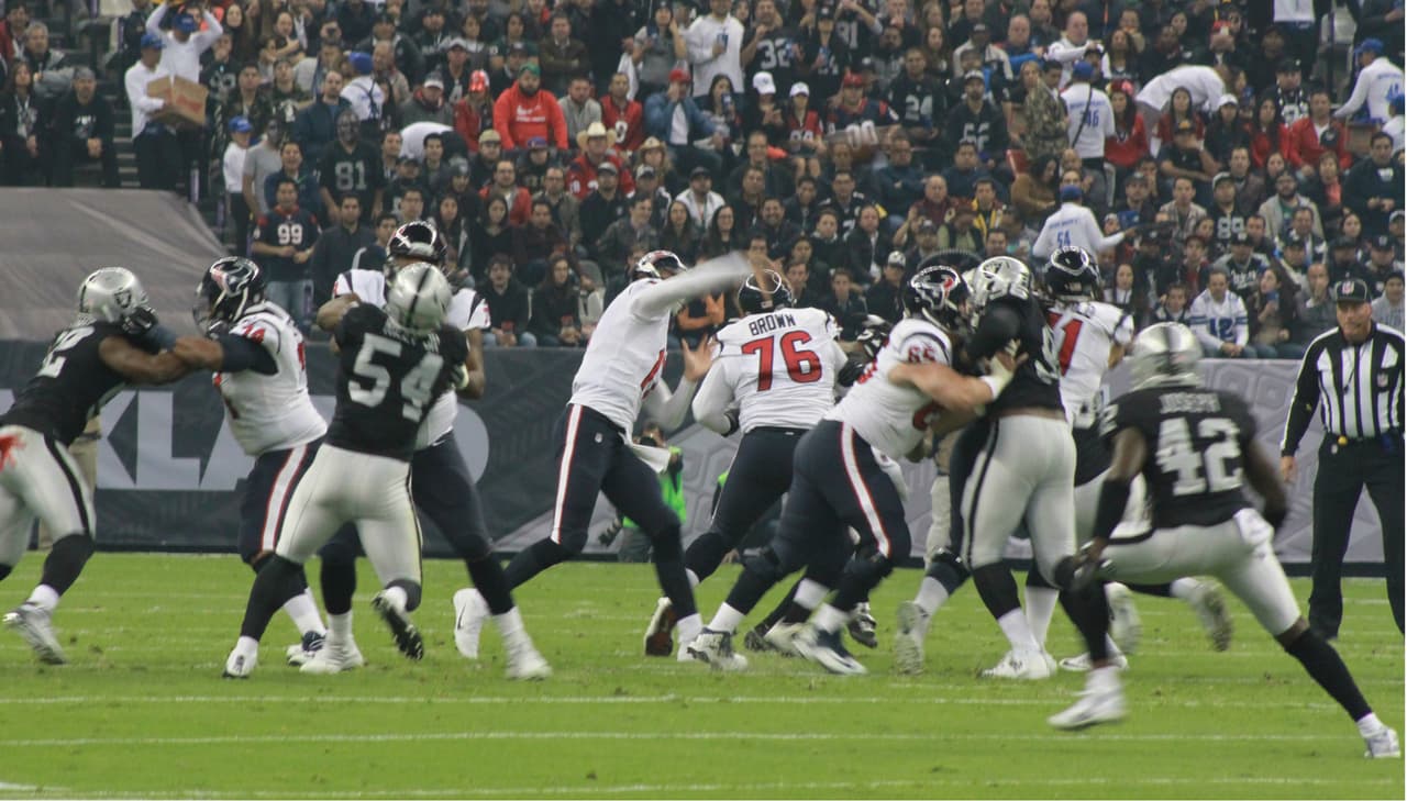 Te presentamos las mejores imágenes que nos dejó el juego entre Raiders y Texans en la cancha del estadio Azteca de la ciudad de México.