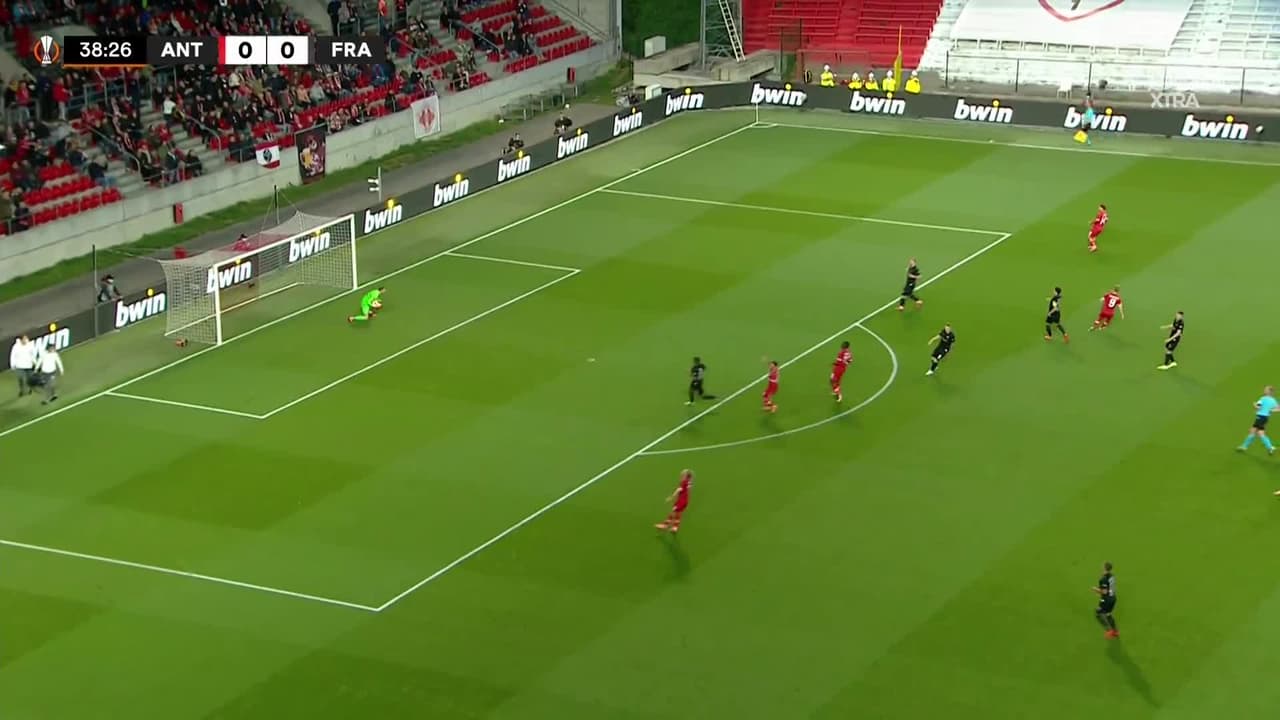 ¡TIRO ATAJADO! disparo por Johannes Eggestein.