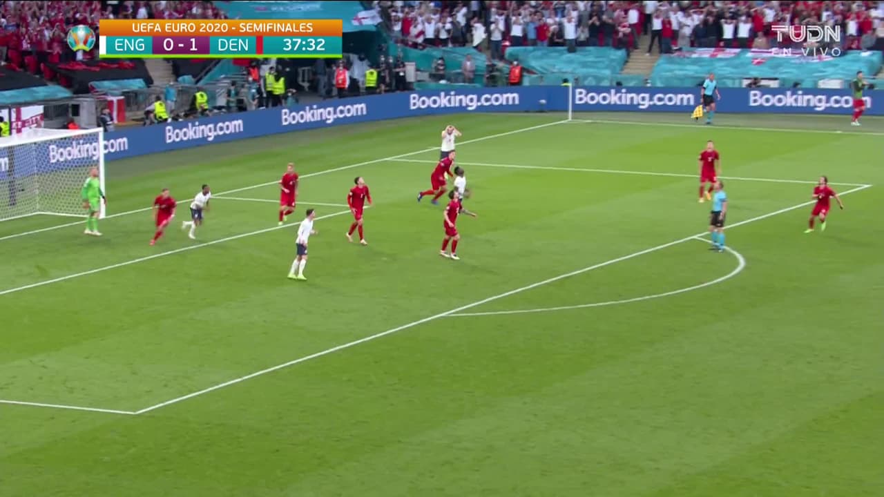 ¡TIRO ATAJADO! disparo por Raheem Sterling.