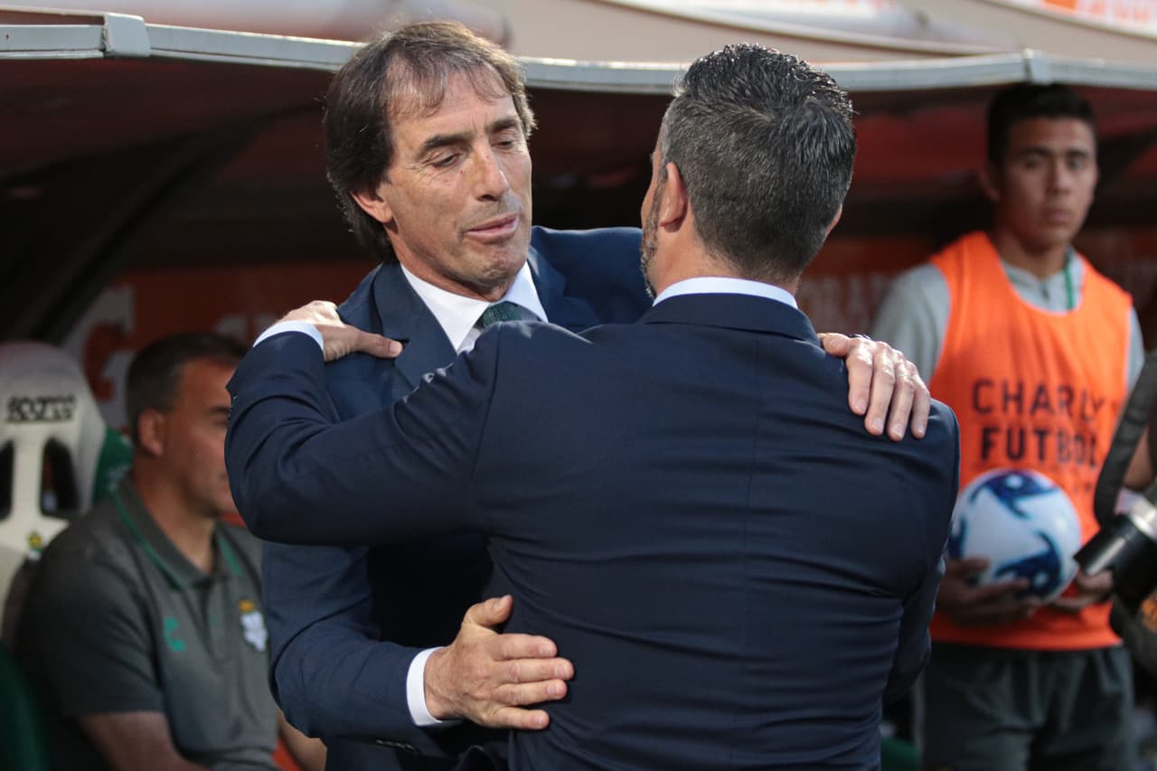 Así fue el saludo entre Guillermo Almada y Rafael Puente del Río.