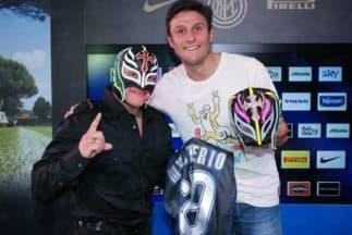 Rey Mysterio y Javier Zanetti en Italia. (Foto: Twitter)