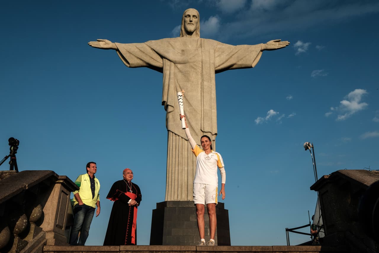 La antorcha partió en este último recorrido desde el famoso Cristo Redentor y pasará por varios barrios de Río hasta encender el pebetero en el estadio olímpico.