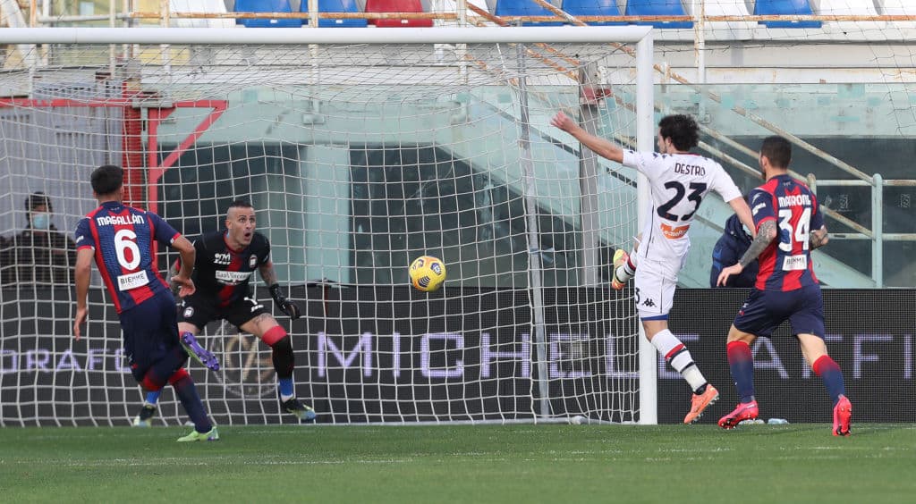 Genoa goleó 3-0 al Crotone y lo hunde más en la tabla de la Serie A. Los goles fueron por parte de Lennart Czyborra y doblete de Mattia Destro.