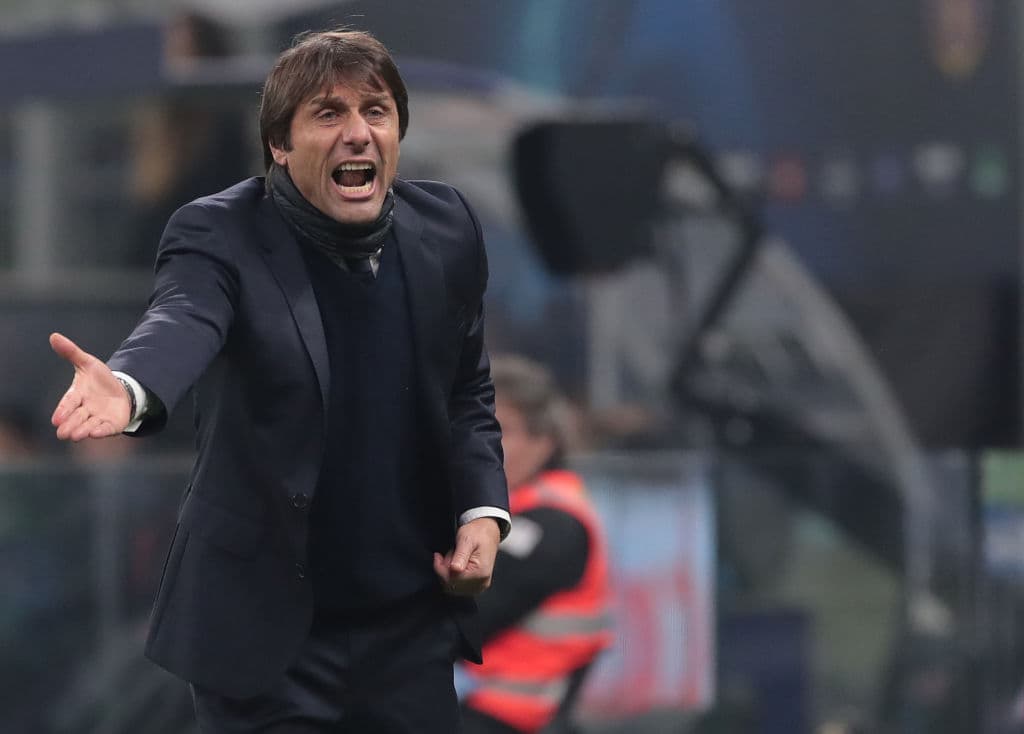 Antonio Conte , desesperado y frustrado, da instrucciones para que sus jugadores mejoren su desempeño en la cancha.