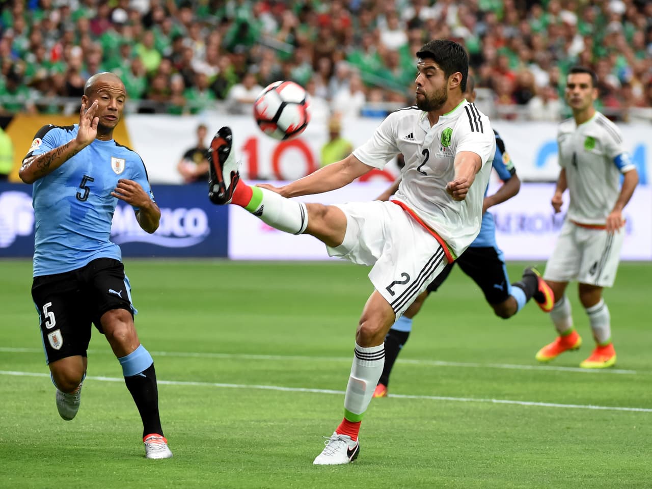 2. Néstor Araújo - México