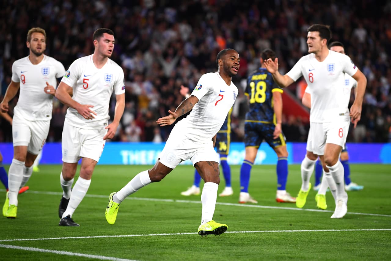 Tras su gol, Sterling festeja el tanto inglés que pone calma a un partido que comienza con mucha intensidad.