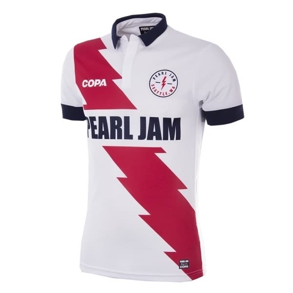 La popular banda de rock Pearl Jam anució este miércoles su nueva línea de playeras futboleras con algunos países que harán parte de la Copa del Mundo de Rusia 2018. España, Argentina, Brasil, México, Inglaterra, entre otros, hacen parte de esta hermosa colección.