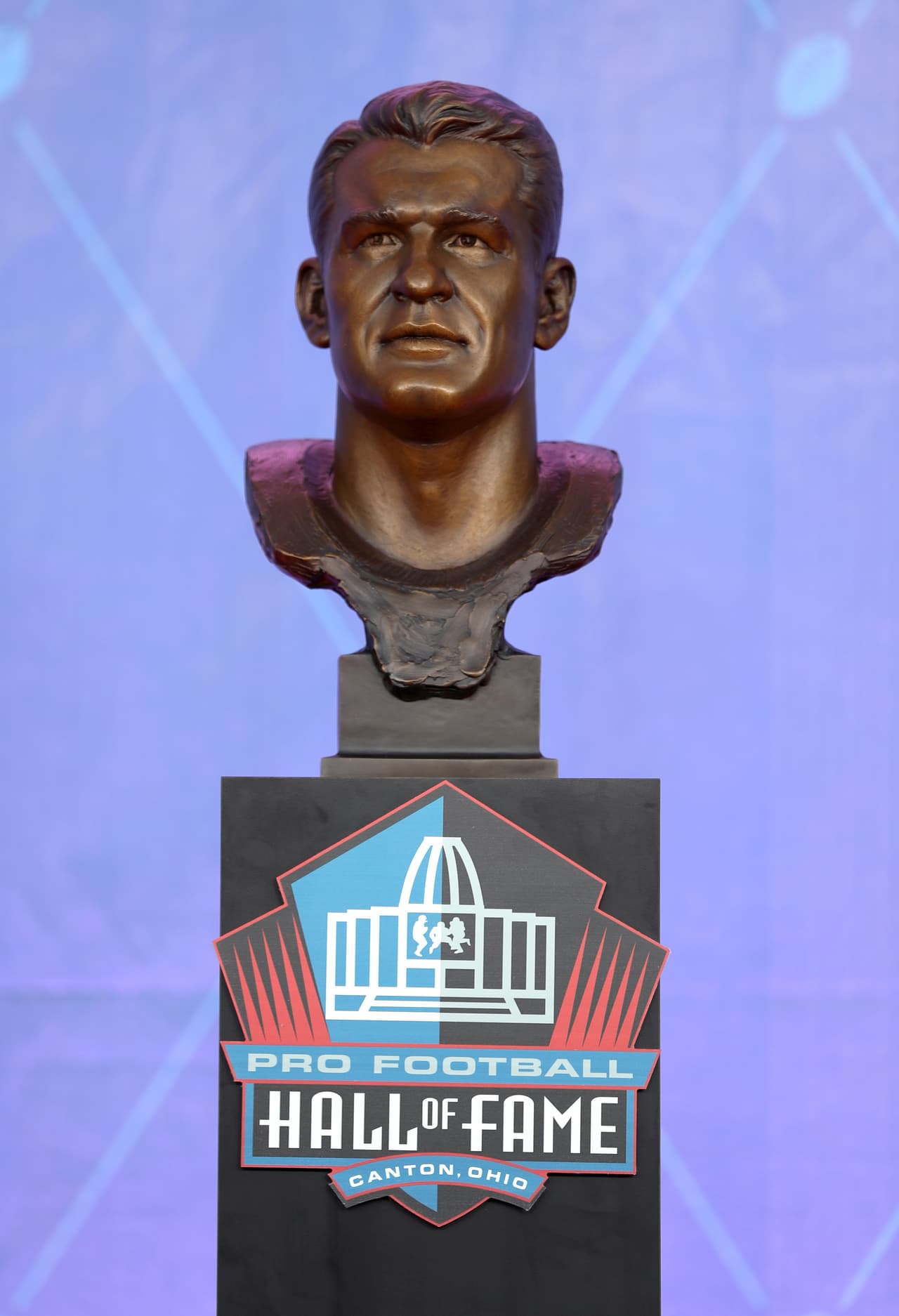 Aunque tuvo una carrera más prolífica como entrenador, Dick Stanfel (1952-1958) entró al recinto de los inmortales en su calidad de jugador, la cual desempeñó en la era previa al Super Bowl los Detroit Lions y los Washington Redskins.