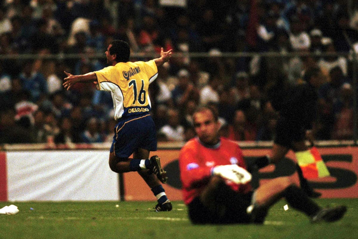Al minuto 81 del partido de ida en el Estadio Azteca, el delantero Marcelo Delgado (izquierda) anotó el gol de la victoria de Boca Juniors.