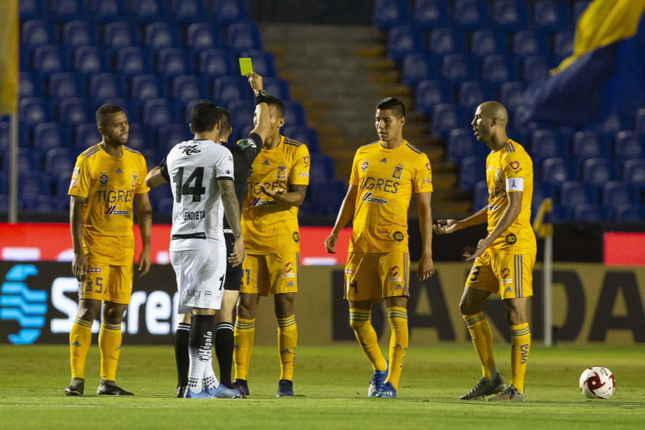 Tras una dura entrada, Francisco Meza ve la primer tarjeta del encuentro.