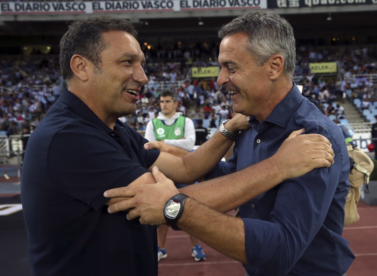 Saludo cordial entre Eusebio Sacristán y Fran Escribá antes de comenzar el partido.